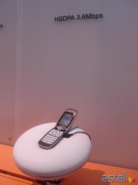 Le Samsung SGH-Z560 exposé au CeBIT à Hannovre - 16 ko