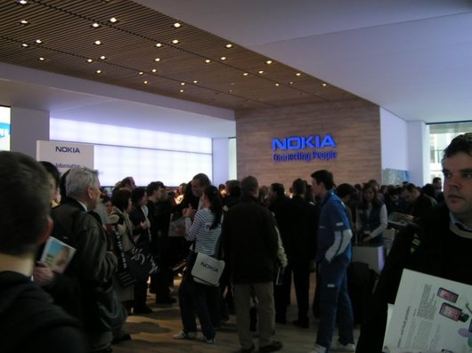 Vue générale du stand Nokia - 75.6 ko
